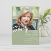 Sage Green 70. Geburtstag Foto Einladung (Stehend Vorderseite)