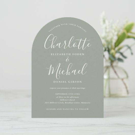 Sage Green All in one Chic Script Arch Wedding Einladung (Stehend Vorderseite)