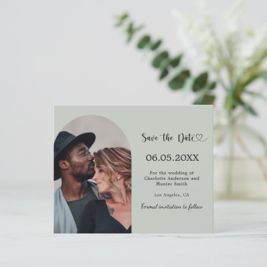 Sage green arch photo wedding Save the Date card (Stehend Vorderseite)
