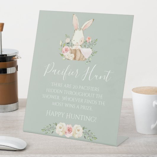 Sage Green Baby Dusche Schnuller Jagdspiel Sockelschild (In Situ)