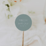 Sage Green | Begrüßung - Klassischer Rundsticker Runder Aufkleber<br><div class="desc">Dieses Weiß | Hochzeitsempfang Klassischer Rundaufkleber ist perfekt für Ihre klassische, moderne, neutrale Weise Grün Hochzeit. Das Design besticht durch minimalen zeitgenössischen Schriftart und eine elegante, formale Skriptkalligrafie. Es ist sicher, Ihre pastellfarbenen Märchenfall, Sommer, Frühling, Hochzeit im Herbst zu beenden. Behalt es so, wie es ist, oder wählen Sie es...</div>