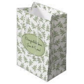 Sage Green Blätter Pattern Wedding Mittlere Geschenktüte (Vorderseite Schrägansicht)