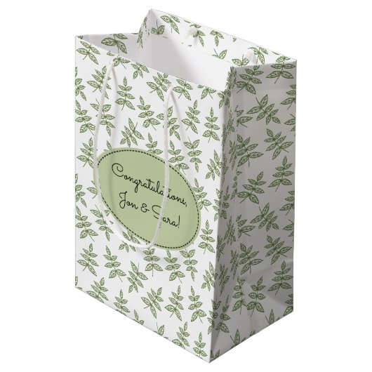 Sage Green Blätter Pattern Wedding Mittlere Geschenktüte (Vorderseite Schrägansicht)