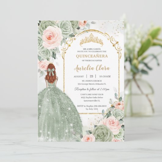 Sage Green Blush Floral Gold Quinceñera Sweet 16 Einladung (Stehend Vorderseite)