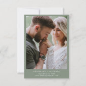 Sage Green botanisches Wappen Monogramm Hochzeit Save The Date (Rückseite)