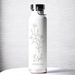 Sage Green Bride Hand Scripting Name Floral Trinkflasche<br><div class="desc">Feiern Sie stilvoll mit unserem Namen Hand Scripted Bachelorette Brautparty Thermal Wine Tumbler. Mit seinem eleganten, personalisierten Drehbuch-Design ist dieser Schuster ideal, um Getränke während Ihrer Brautfeierlichkeiten bei optimaler Temperatur behalten. Aus hochwertigen, isolierten Materialien gefertigt, ist es genauso praktisch wie schick. Ideal für Junggeselinnen-Abschiede, Brautpartys oder als nachdenkliches Geschenk verbindet...</div>