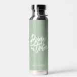 Sage Green Calligraphy Bride Stamm Bachelorette Trinkflasche<br><div class="desc">Diese elegante Salbei-grüne Wasserflasche mit individuelle Name kann ein perfektes Bachelorette-Geschenk machen! Personalisieren Sie es einfach mit Ihrem Namen. Sie können auch die Hintergrundfarbe ändern,  klicken Sie einfach auf "Bearbeiten mit dem Designwerkzeug".</div>