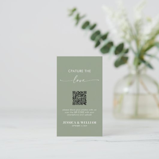 Sage Green Calligraphy Capture the Liebe QR Code Begleitkarte (Stehend Vorderseite)