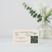 Sage Green Capture the Liebe QR Code Hochzeit Begleitkarte (Stehend Vorderseite)