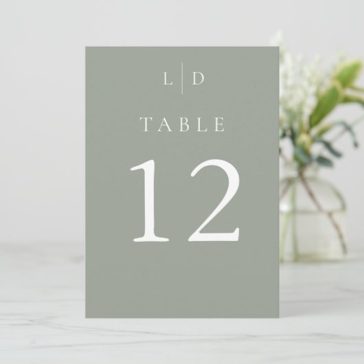 Sage Green Chic Monogram Wedding Tischnummern (Stehend Vorderseite)