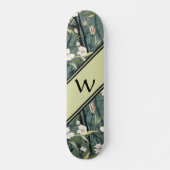 Sage Green Chinoiserie Blumen Weiße Initiale Skateboard (Vorne)