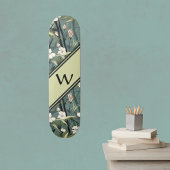 Sage Green Chinoiserie Blumen Weiße Initiale Skateboard