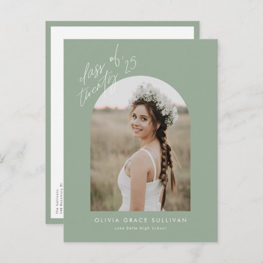 Sage Green Class of 2025 Arch Foto Abschluss Einladungspostkarte (Vorne/Hinten)