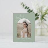 Sage Green Class of 2025 Arch Foto Abschluss Einladungspostkarte (Stehend Vorderseite)