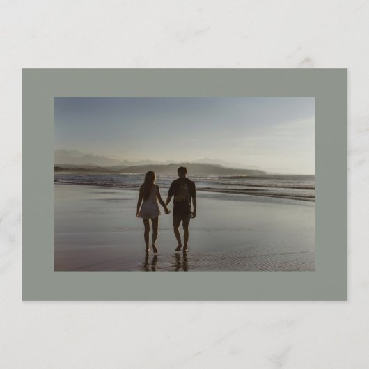 Sage Green Classic Monogram Wreath Foto Wedding Save The Date (Rückseite)