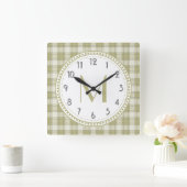 Sage Green Country Plaid Pattern Monogram Quadratische Wanduhr (Zuhause)