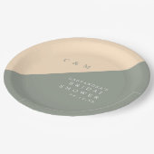 Sage Green Cream Elegantes Monogram Brautparty Pappteller (Schrägansicht)