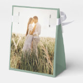 Sage green Custom Foto Hochzeitsgäste Geschenkschachtel (Rückseite)