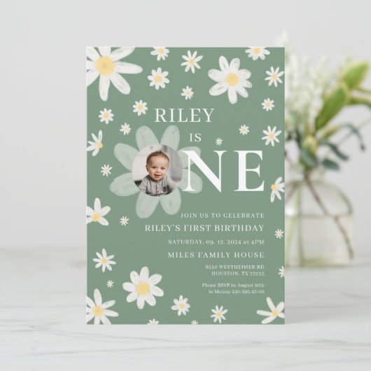 Sage Green Daisy First 1st Birthday Photo  Einladung (Stehend Vorderseite)