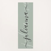 Sage Green Eleganname Script Minimalistisch Custom Yogamatte (Vorderseite)