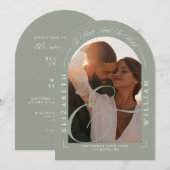 Sage Green Elegant Foto Arch Calligraphy Wedding Einladung (Vorne/Hinten)