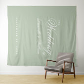 Sage Green Elegant Script Einfache Hochzeitsgeschi Wandteppich (Beispiel (Horizontal))