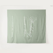 Sage Green Elegant Script Einfache Hochzeitsgeschi Wandteppich (Vorderseite (Horizontal))