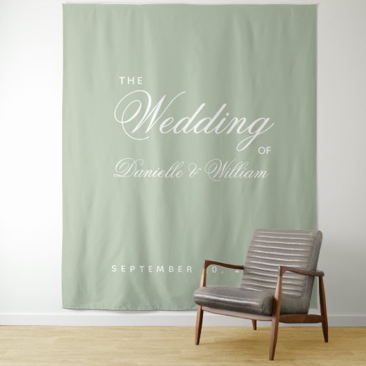 Sage Green Elegant Script Einfache Hochzeitsgeschi Wandteppich (Beispiel)