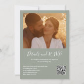 Sage Green Elegant Script QR Code Foto Hochzeit Einladung (Rückseite)
