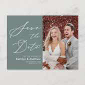 Sage Green Elegant Script Wedding Save the Date Ankündigungspostkarte (Vorderseite)