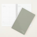 Sage Green Elegante Einfach Minimalistisch Persona Planer<br><div class="desc">Sage Green Elegant Einfaches Minimalistisches Personalisiertes Notebook mit Ihrem Namen und Jahr in modernem Drehbuch. Unser Planer ist hier, um Ihnen zu helfen, Ihre Ziele zu erreichen. Es bietet eine Möglichkeit, organisiert bleibe und über Ihr Leben nachzudenken. Mit einem einfachen undatierten Design können Sie diesen Planer für jeden Anlass nutzen:...</div>