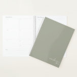 Sage Green Elegante Einfach Minimalistisch Persona Planer<br><div class="desc">Sage Green Elegant Einfaches Minimalistisches Personalisiertes Notebook mit Ihrem Namen und Jahr in modernem Drehbuch. Unser Planer ist hier, um Ihnen zu helfen, Ihre Ziele zu erreichen. Es bietet eine Möglichkeit, organisiert bleibe und über Ihr Leben nachzudenken. Mit einem einfachen undatierten Design können Sie diesen Planer für jeden Anlass nutzen:...</div>