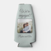 Sage Green Engagement Party Wir sind Verlobt Flaschenkühler (Vorderseite)