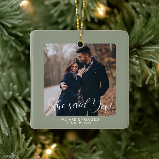 Sage Green First Christmas Verlobt Custom Foto Keramikornament (Baum)