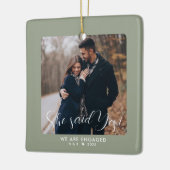 Sage Green First Christmas Verlobt Custom Foto Keramikornament (Links)