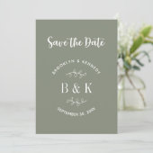 Sage Green Floral Botanical Monogram Couple Name Save The Date (Stehend Vorderseite)