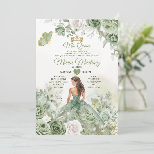 Sage Green Floral Butterfly Princess Mis Quince Einladung (Stehend Vorderseite)
