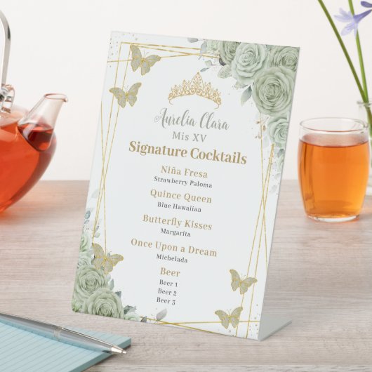 Sage Green Floral Quinceanera Bar Cocktail Menü Sockelschild (In Situ)