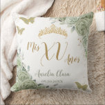 Sage Green Floral Quinceanera Birthday Schmetterli Kissen<br><div class="desc">Personalisieren Sie dieses hübsche Quadratwurfkissen einfach und schnell,  drücken Sie einfach die Schaltfläche Bearbeiten mit dem Design-Tool,  um Stil und Position des Textes weiter zu ordnen und zu formatieren. Ein perfektes Erinnerungsstück für das Geburtstagsmädchen. c) Das glückliche Cat Studio</div>