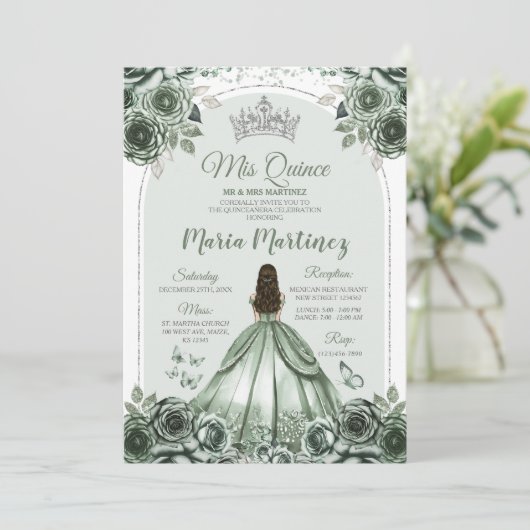 Sage Green Floral Silver Crown Princess Mis Quince Einladung (Stehend Vorderseite)