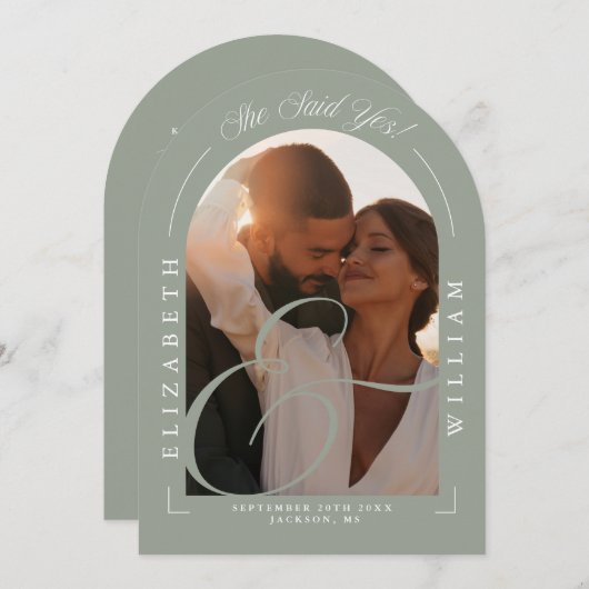 Sage Green Foto Arch Calligrafy Engagement Party Einladung (Vorne/Hinten)