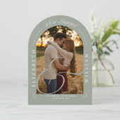 Sage Green Foto Arch Calligrafy Engagement Party Einladung (Stehend Vorderseite)