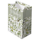Sage Green French Country Chic Olive Name Monogram Mittlere Geschenktüte (Vorderseite Schrägansicht)