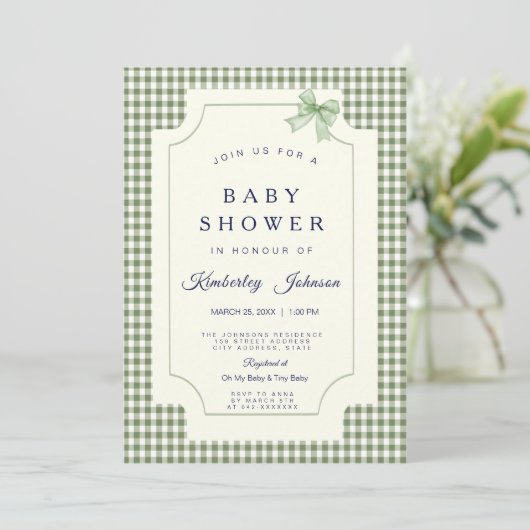 Sage Green Gingham Baby Dusche Einladung mit Bow (Stehend Vorderseite)