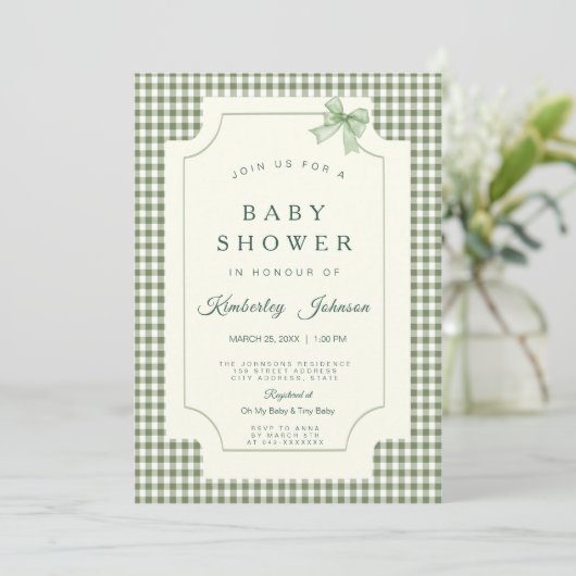 Sage Green Gingham Baby Dusche Einladung mit Bow (Stehend Vorderseite)