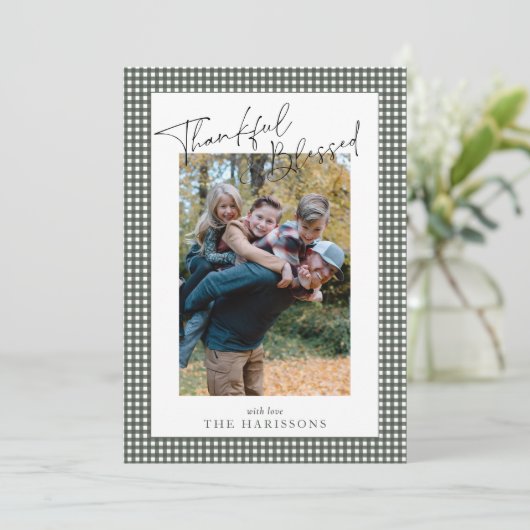 Sage Green Gingham Dankbarkeit und gesegneter Ernt Einladung (Stehend Vorderseite)