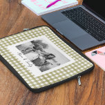 Sage Green Gingham Kariertes benutzerdefiniertes F Laptopschutzhülle<br><div class="desc">Laden Sie Ihr eigenes Foto hoch und fügen Sie Ihren eigenen,  benutzerdefinierten Text hinzu,  um zu erstellen,  dass Sie ein eigenes Sake-Geschenk sind. Ihr Foto und Ihre Beschriftung sind Set in einem weißen Rahmen vor einem hübschen grünen Gingham karierten Hintergrund.</div>