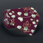 Sage Green & Gold Eucalyptus Burgundy Wedding Krawatte<br><div class="desc">Eine schlichte,  aber elegante Hochzeitsackbindung mit schlängelgrünem und schimmerndem goldenen Eukalyptus-Zwirn in einem hellen Muster vor einem soliden bordeauxfarbenen Hintergrund.</div>