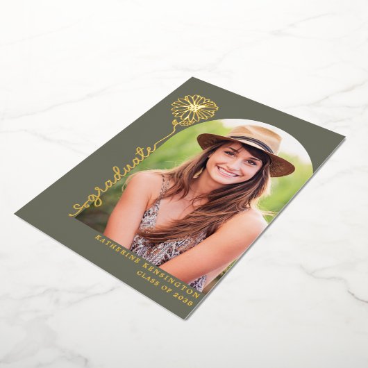 Sage Green Gold Handgeschriebener Foto Abschluss Folieneinladung (Gedreht)