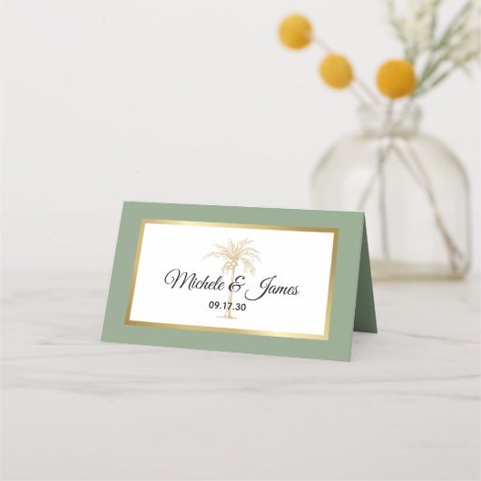 Sage Green Gold Palm Tree Moderne Hochzeit Platzkarte (Vorderseite)